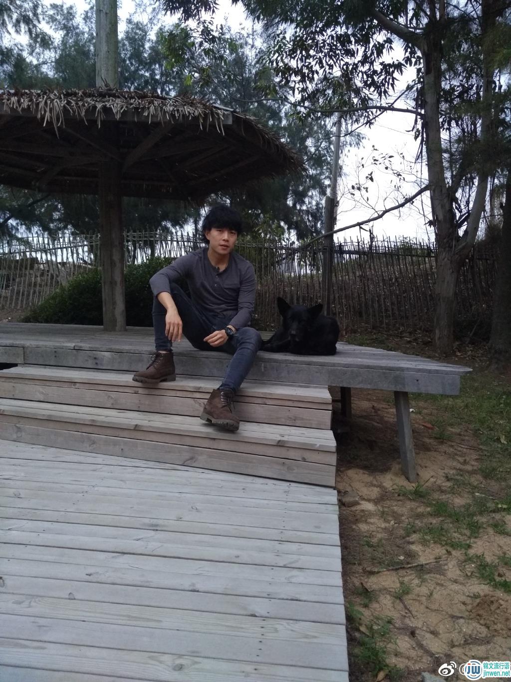 赵雷在成都驻场的酒吧名字叫什么，他在程度有什么故事吗？