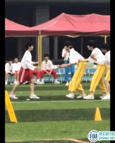 邓佳鑫撞刘耀文视频GIF